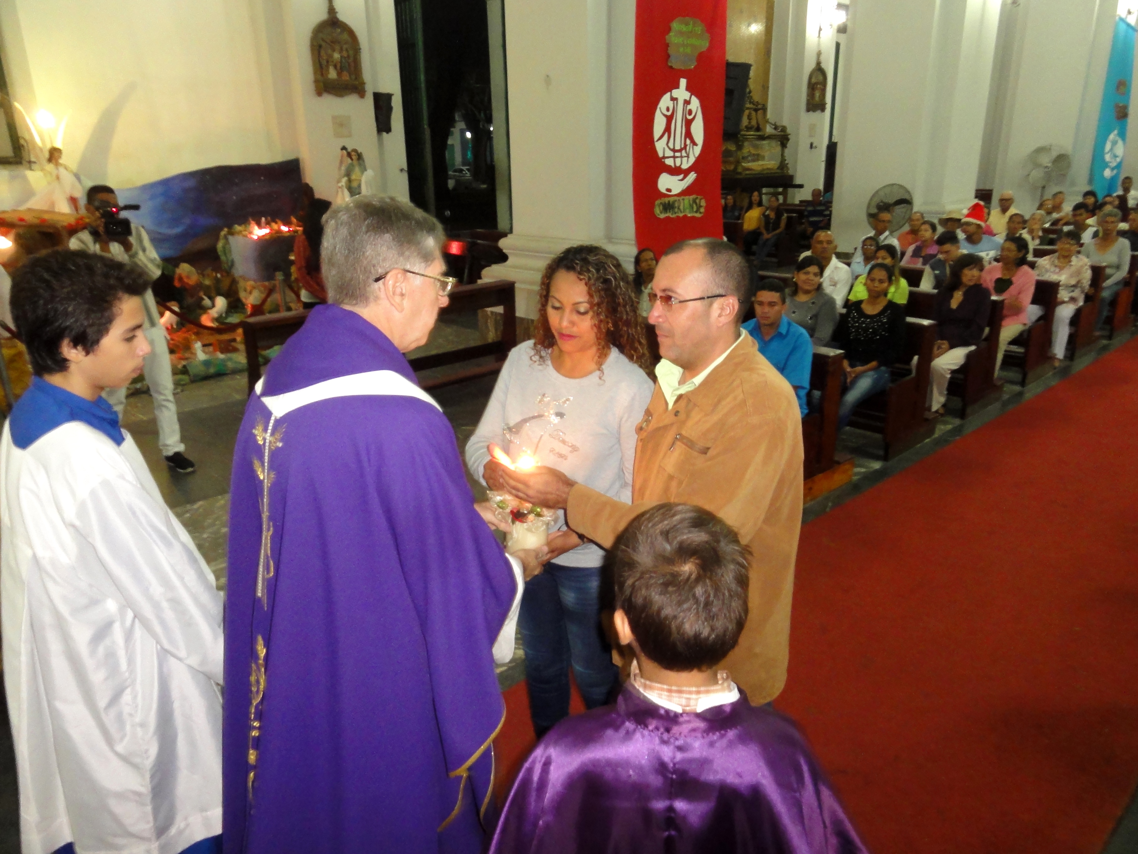 Armando Barreto, presidente del Concejo Municipal y Dulce Guarnizo, vicepresidenta, agradecieron al Padre Valladares su discurso en la misa lleno de fortaleza