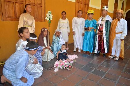 Los estudiantes contagiaron a los trabajadores de la Alcaldía Bolivariana de Heres de las tradiciones propias que envuelven las “Navidades Felices”